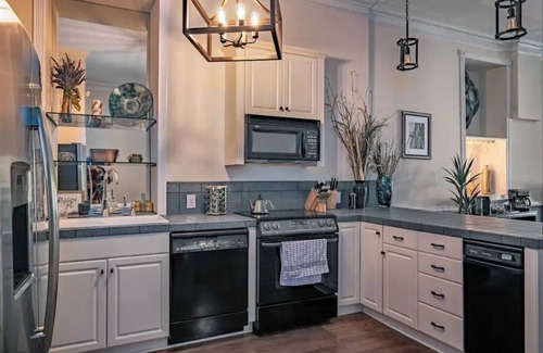 Downtown Wilmington Condo | Pet-Friendly Historic Downtown 2BR Loft 1 block from riverwalk, walk everywhere