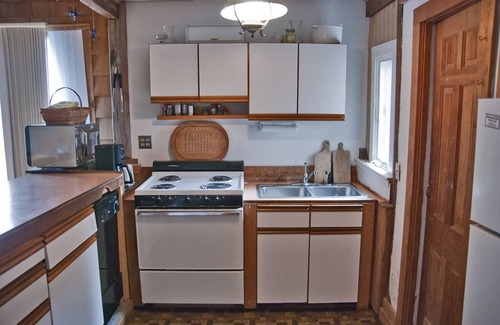 Chilmark Cottage | Pet-Friendly Historic Chilmark Cottage