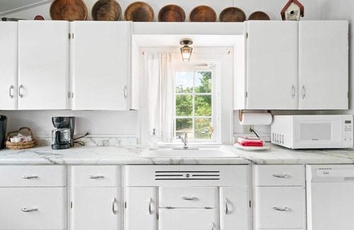 Nashville Cottage | Pet-Friendly, Historic Cottage in Downtown Nashville