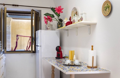 Marsala House | Pet-Friendly Holiday Home 'Nonna Tuzza' close to the Sea with Terrace & Wi-Fi