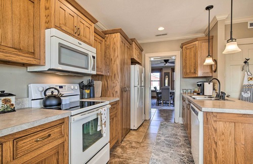 Manhattan Cottage | Pet-friendly Home: Grill & Fire Pit in Manhattan