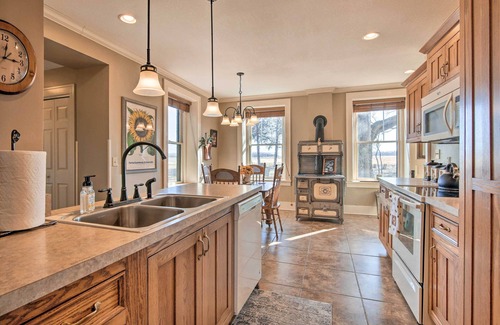 Manhattan Cottage | Pet-friendly Home: Grill & Fire Pit in Manhattan