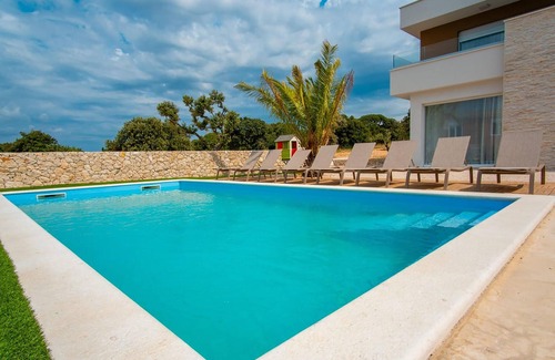 Kolan House | Pet friendly home in Mandre