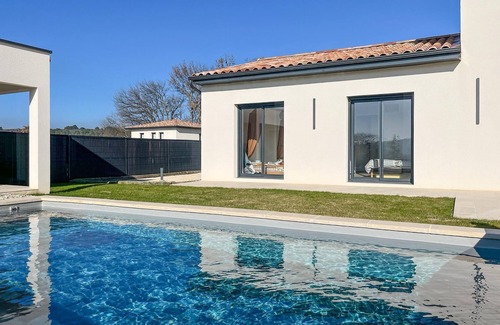 Valaurie House | Pet friendly home in Valaurie with WiFi