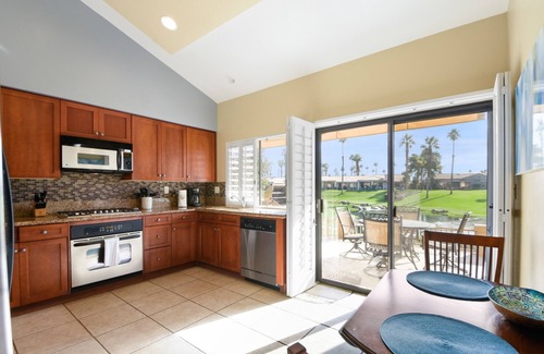 Palm Desert Condo | Pet Friendly Home with Resort Amenities, Lake View and Golf Course Nearby