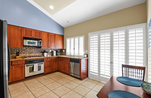 Palm Desert Condo | Pet Friendly Home with Resort Amenities, Lake View and Golf Course Nearby