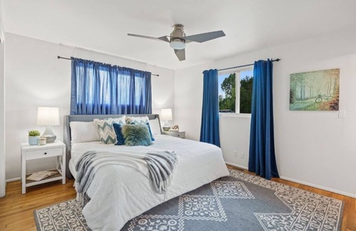 Des Moines House | Pet-friendly home with washer/dryer, deck, fenced front/backyar