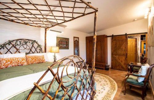 Fredericksburg House | Pet Friendly! Hot Tub, 2mins from Main, Fire Pit
