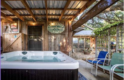Fredericksburg House | Pet Friendly! Hot Tub, 2mins from Main, Fire Pit