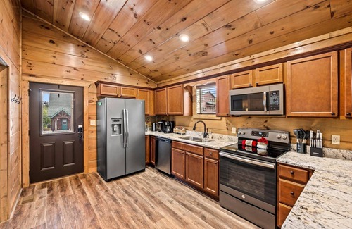 Pigeon Forge House | Pet Friendly! Hot Tub | Game Room | Pool | Resort