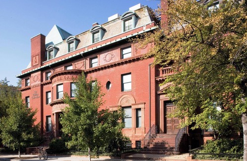 Rosslyn Apartment | Pet Friendly Hotel Near Phillips Collection! Onsite Starbucks!