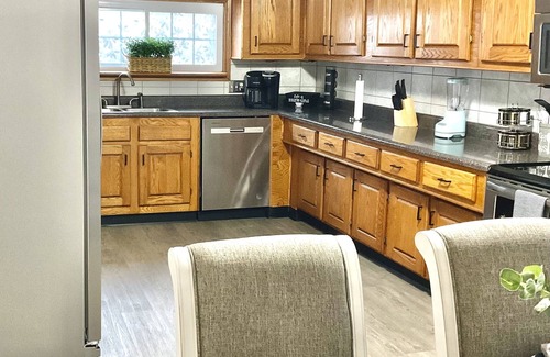 Alcoa House | Pet friendly house with 3 king beds and fenced in back yard.