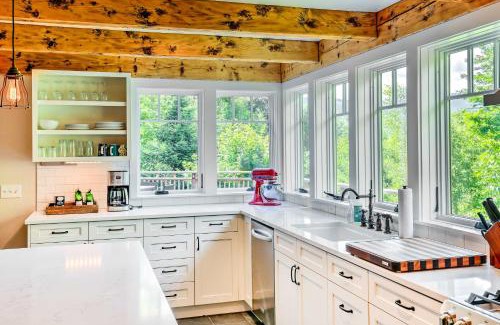 Stowe House | Pet-Friendly House with Deck - 10 Mi to Stowe Mtn!