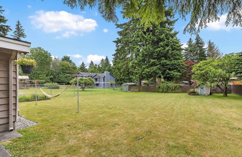 White Center House | Pet Friendly, Huge Fenced-in Yard. West Seattle Location
