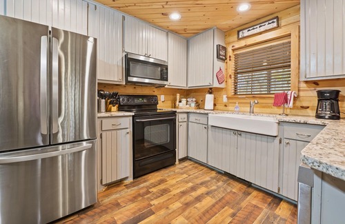 Broken Bow Cabin | Pet-Friendly | Kid’s Playset | Fire Pit | Hot Tub