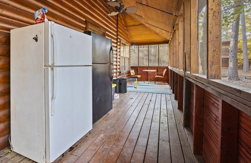 Broken Bow Cabin | Pet-Friendly | Kid’s Playset | Fire Pit | Hot Tub