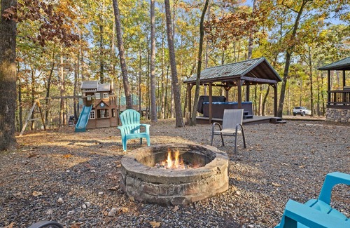 Broken Bow Cabin | Pet-Friendly | Kid’s Playset | Fire Pit | Hot Tub