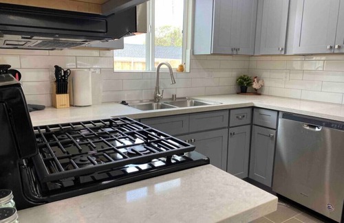 Bonita House | Pet Friendly ! - King Bed, Bk Yard, Wifi, Parking.