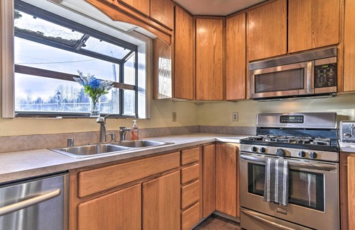 La Center House | Pet-Friendly La Center Home ~ 6 Mi to Casinos