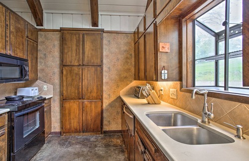 Athens House | Pet-Friendly Lake Athens Home w/Fireplace!