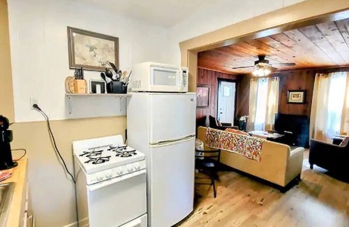 Mid America Cottage | Pet Friendly Large One Bedroom Cottage (#4) At The Water's Edge