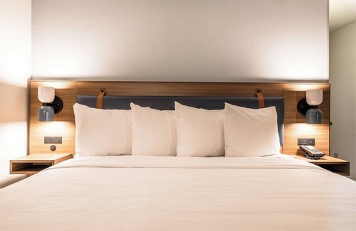 Richardson Hotel | Pet-Friendly Lodge! FREE Parking, Swimming Pool, Close to Breckinridge Park!