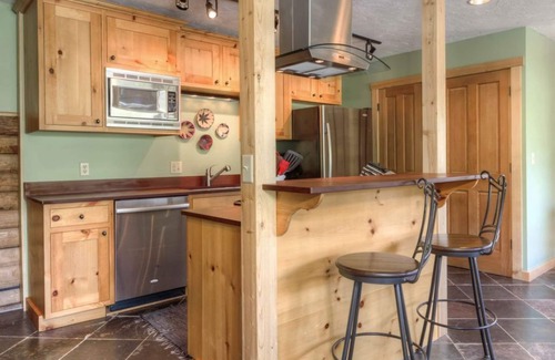 Big Sky House | Pet friendly log cabin close to Big Sky Resort w/amazing views of Lone Peak - Washaki Cabin