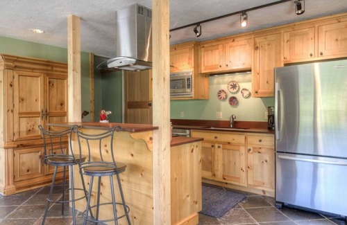 Big Sky House | Pet friendly log cabin close to Big Sky Resort w/amazing views of Lone Peak - Washaki Cabin
