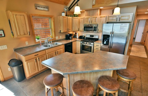 Hayward Cabin | Pet Friendly Lost Dutchman Lodge On Teal Lake