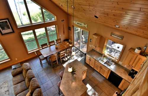 Hayward Cabin | Pet Friendly Lost Dutchman Lodge On Teal Lake