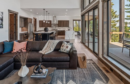 Sandpoint House | Pet Friendly Luxe Home w/Hot Tub - Sleeps 12