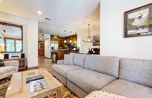 Woodwinds House | Pet-Friendly Luxury, On Golf Course. Gas Grill, Private Hot tub, Quiet