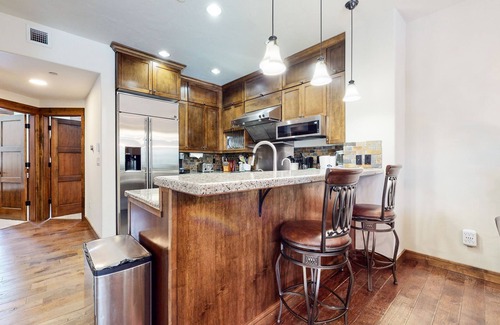 Woodwinds House | Pet-Friendly Luxury, On Golf Course. Gas Grill, Private Hot tub, Quiet