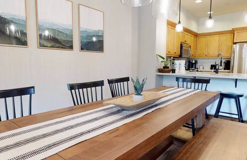 Woodwinds House | Pet-Friendly Luxury, Bright Interior, On Golf Course! Gas Grill & Hot Tub