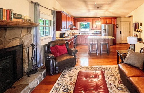 Hiawassee Cottage | Pet friendly luxury lake view cottage fun themed Charming Beaver, New hot tub