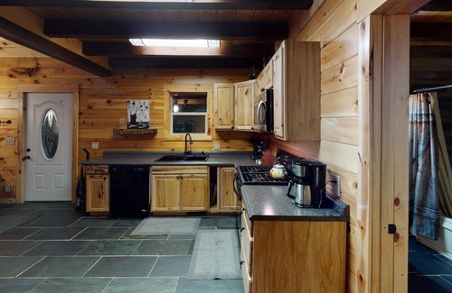 Logan Cabin | Pet Friendly Luxury Log Cabin in Hocking Hills secluded with Hot Tub and Pond