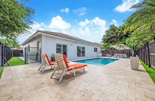 Country Walk House | Pet-Friendly Miami Oasis with Pool & BBQ
