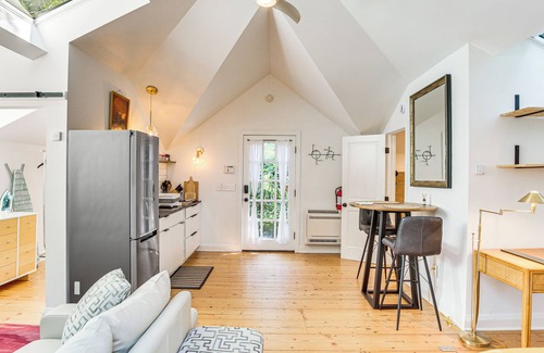 Calhoun Isles Apartment | Pet-Friendly Minneapolis Studio: Walk to Lake!