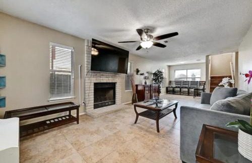 Pflugerville House | Pet Friendly Modern 3BR 25BA Nearby Park &Trail - Smoke