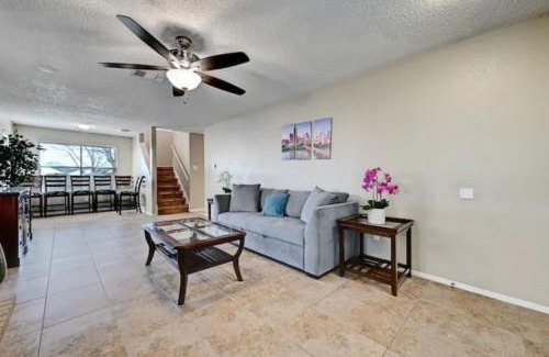 Pflugerville House | Pet Friendly Modern 3BR 25BA Nearby Park &Trail - Smoke