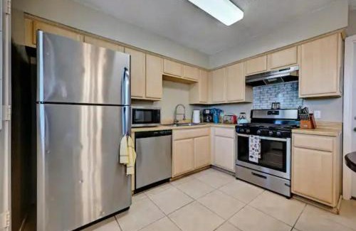 Pflugerville House | Pet Friendly Modern 3BR 25BA Nearby Park &Trail - Smoke