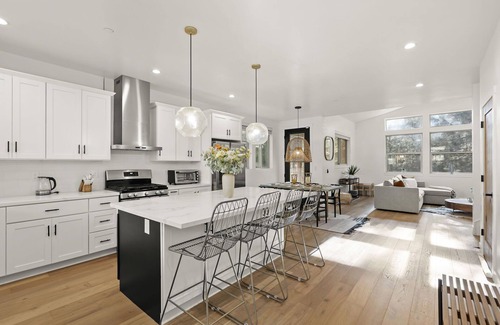 Truckee House | Pet-Friendly Modern Mountain Retreat | Hot Tub, Golf Nearby & Minutes to Downtow