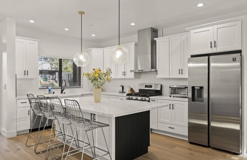 Truckee House | Pet-Friendly Modern Mountain Retreat | Hot Tub, Golf Nearby & Minutes to Downtow