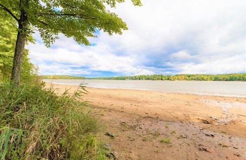 Mosinee House | Pet-Friendly Mosinee Retreat w/Private Dock!