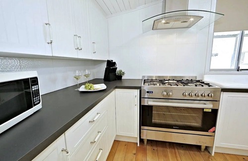 Bundaberg West House | Pet Friendly Near CBD Sleeps 10 Free Wifi Netflix Fullair con Close to Hospital