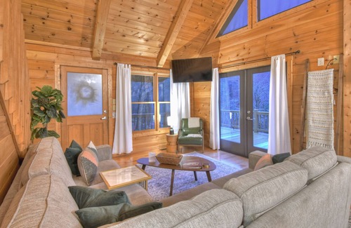 Fry Cabin | Pet friendly! Nestled right at the waters edge with great river rapid noises makes this the great escape