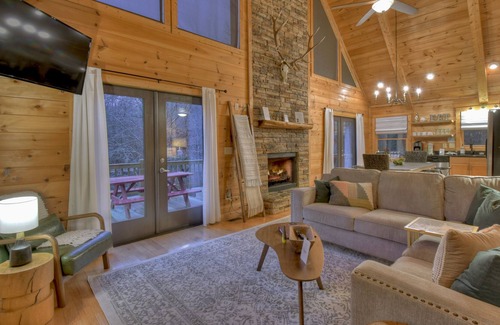 Fry Cabin | Pet friendly! Nestled right at the waters edge with great river rapid noises makes this the great escape