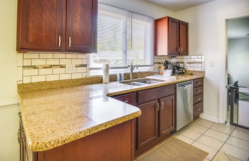 Norfolk - Virginia Beach Cottage | Pet-friendly Norfolk Retreat ~ 7 Mi to Beach!