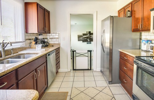 Norfolk - Virginia Beach Cottage | Pet-friendly Norfolk Retreat ~ 7 Mi to Beach!