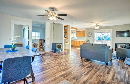 North Bend House | Pet-Friendly North Bend Home w/Bay Views!